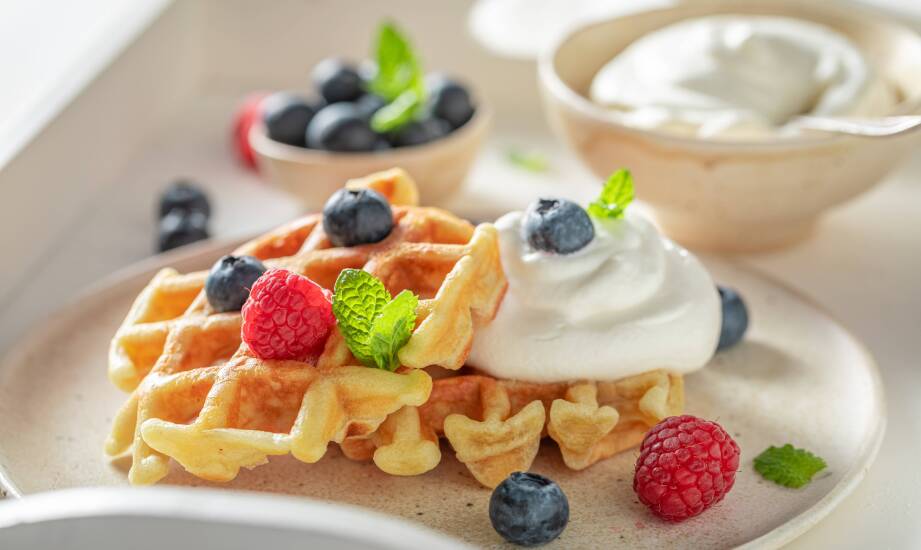 Jak łączyć borówki i maliny w diecie i deserach?