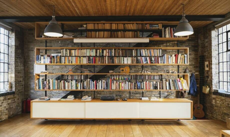Nowoczesne kolory i wykończenia regałów loftowych na książki