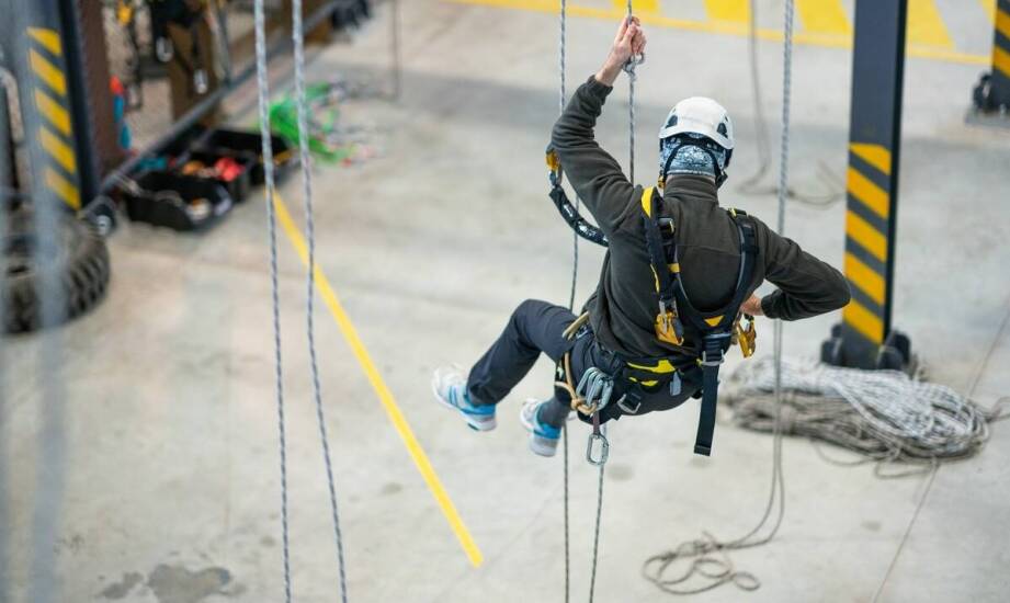 Jakie korzyści przynoszą szkolenia z prac na wysokościach dla pracowników?