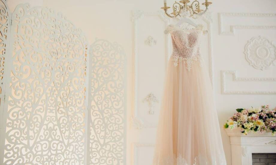 Jak dobrać makijaż do sukienki wieczorowej, by stworzyć spójną stylizację?