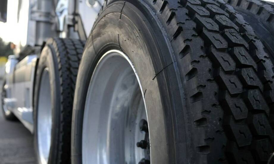 Jak technologia bieżnika wpływa na przyczepność opon ciężarowych w trudnych warunkach pogodowych?