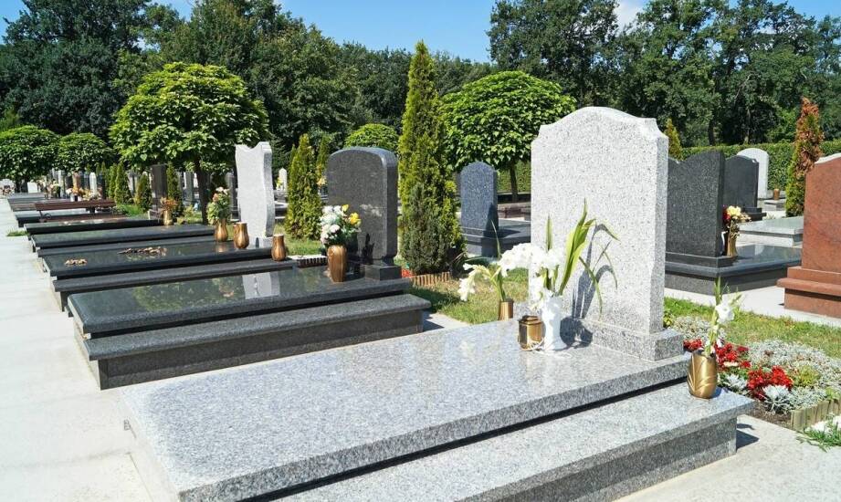 Eleganckie pomniki z granitu – zakład kamieniarski jako gwarancja jakości