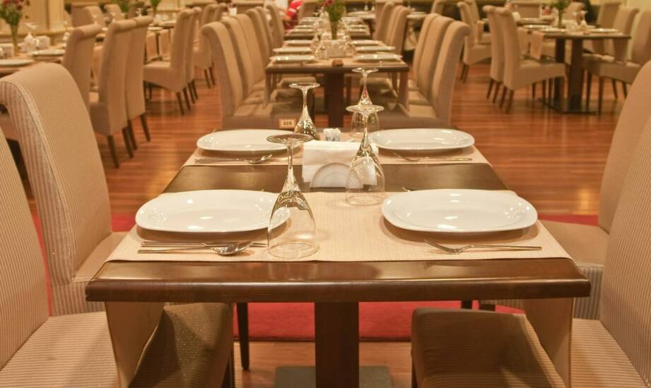 Jakie są opcje rezerwacji stolika w restauracji na Pardałówce i dlaczego warto to zrobić wcześniej?