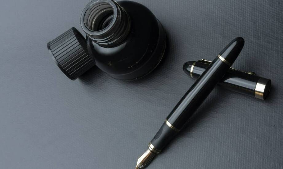 Jakie są najnowsze trendy w projektowaniu piór z bursztynem?