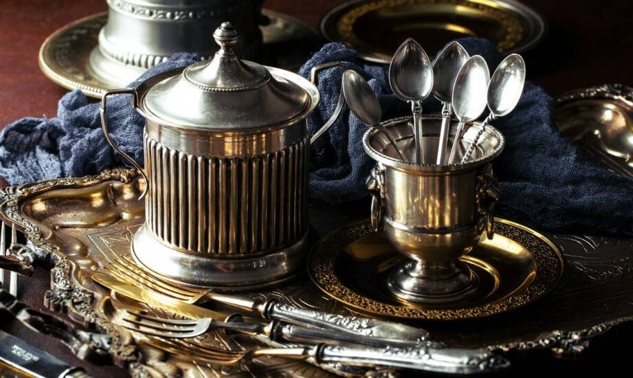 Wycena antyków: jakie aspekty są kluczowe dla kolekcjonerów?