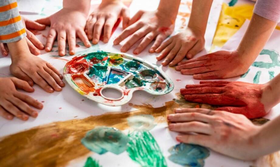 W jaki sposób baza polonika wspiera edukację o różnorodności kulturowej Polski?