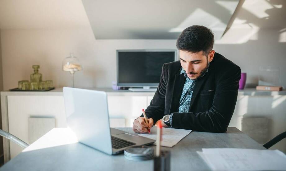Czym zajmuje się rejent podczas sporządzania umowy darowizny?