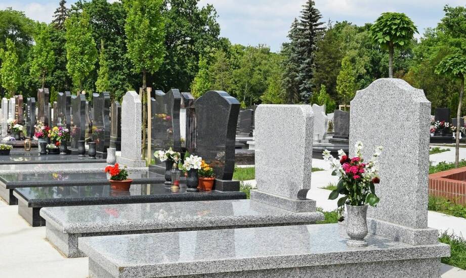 Ciekawe nagrobki – jak oryginalne wzory mogą podkreślić pamięć o zmarłych?