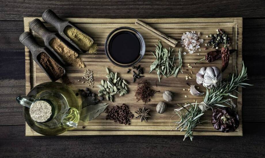 Naturalne przyprawy jako dodatek do herbat czarnych liściastych