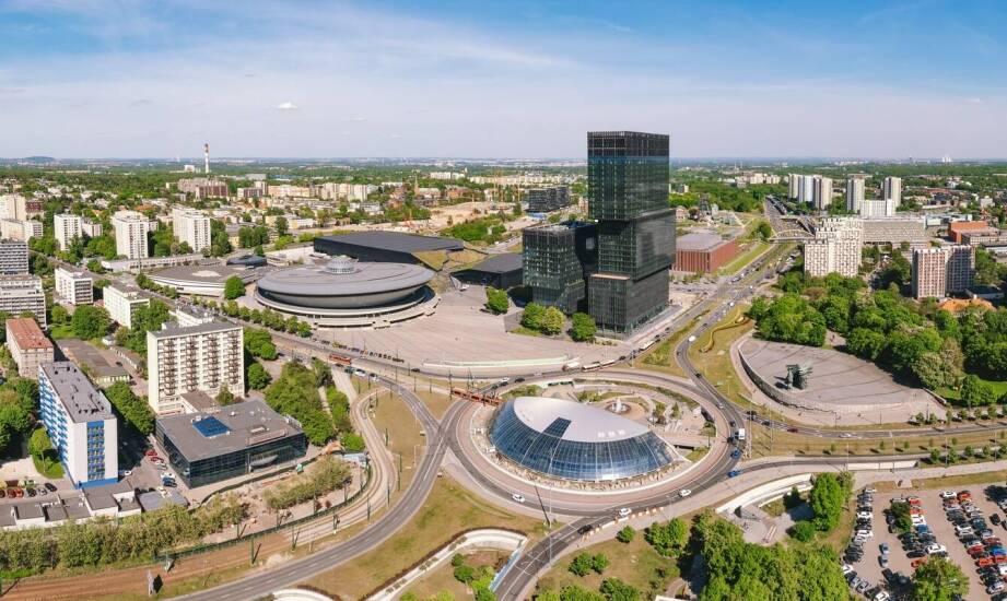 Czy w pobliżu parku Suntago jest wygodny parking i jak wygląda komunikacja z Warszawy i okolic?