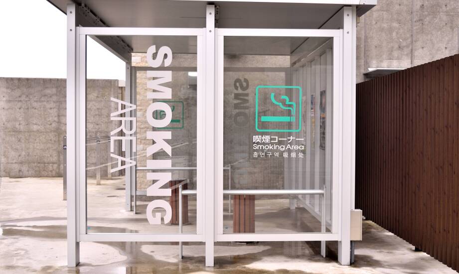 Wpływ terminowości dostawy i montażu na zadowolenie z wiaty palarni