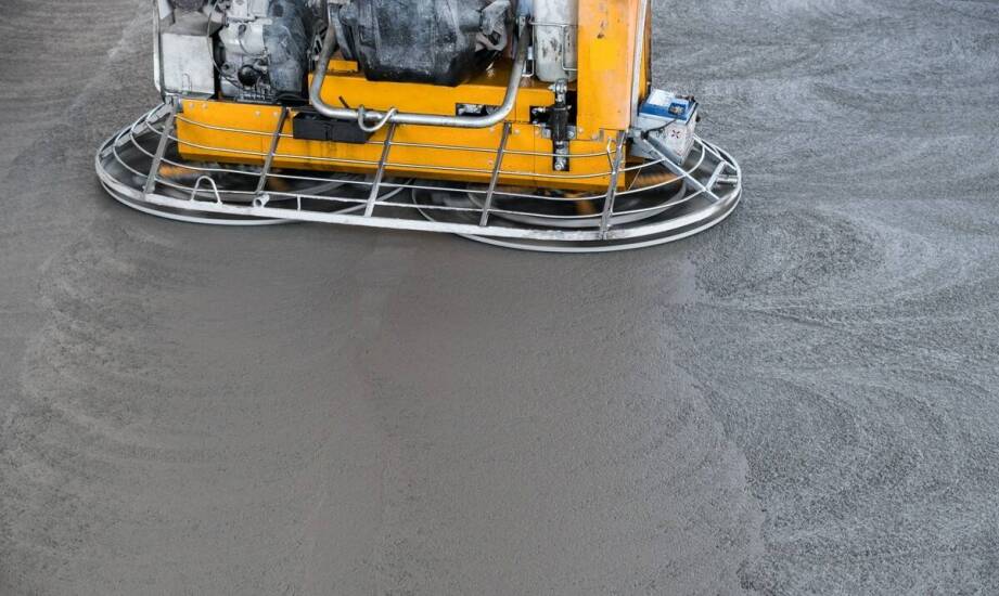 Podlewki bezskurczowe: klucz do stabilności fundamentów maszyn w halach produkcyjnych