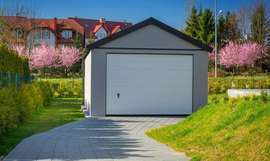 Jakie korzyści niesie za sobą montaż zamykanej wiaty na rowery przy szkole?