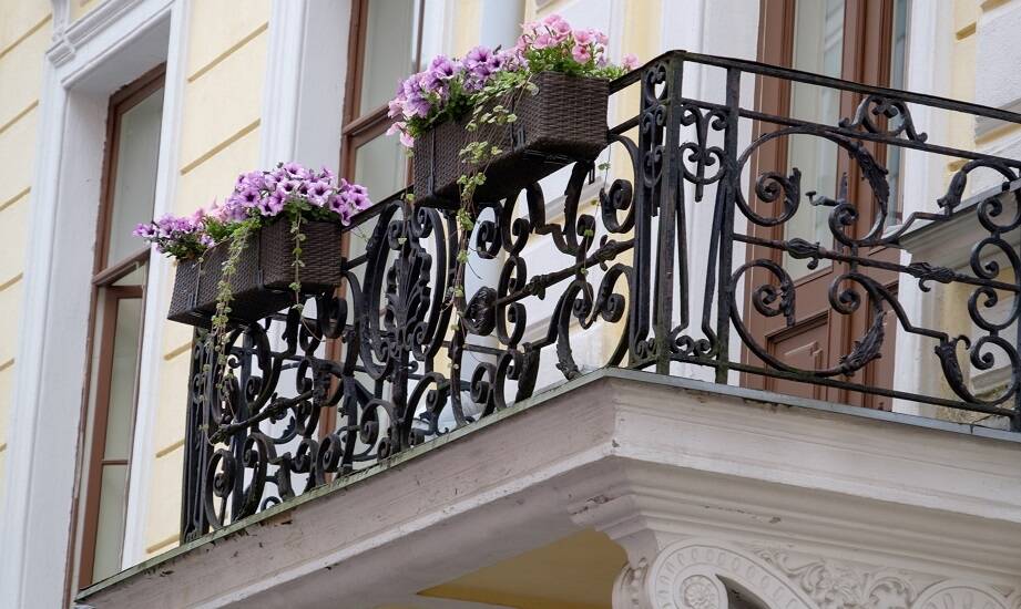 Przewaga skrzynek balkonowych na balustradę nad innymi typami skrzynek