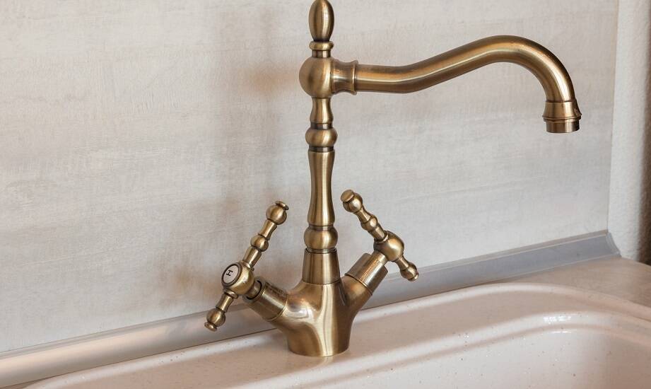 Wybór idealnej baterii wannowej retro do Twojej łazienki