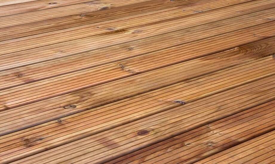 Jak wybrać odpowiednie deski tarasowe z oferty drewna C24?
