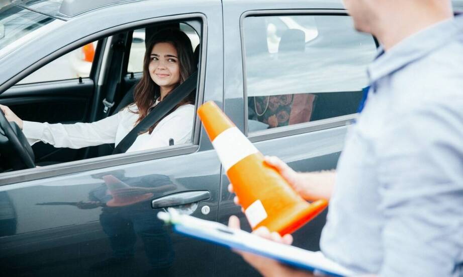 Jak kurs doszkalający dla młodych kierowców wpływa na umiejętność przewidywania sytuacji drogowych?