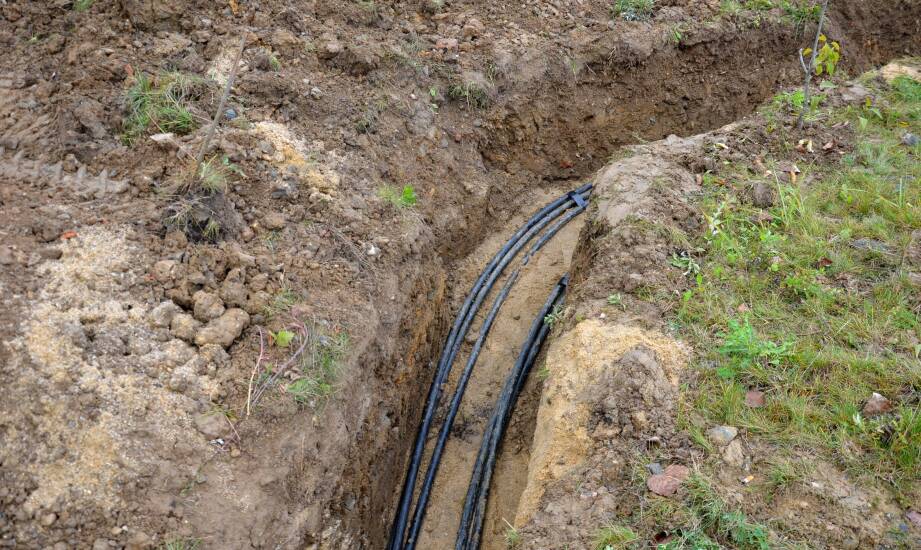 Jak odwodnienie działki wpływa na ochronę fundamentów przed wilgocią?