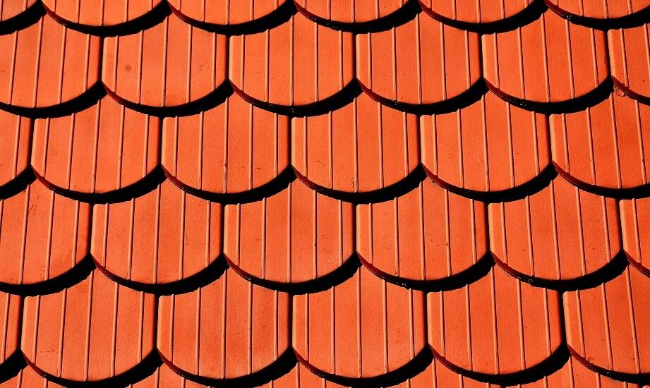 Jak dekarz z Wrocławia może pomóc w wyborze odpowiedniego pokrycia dachowego?