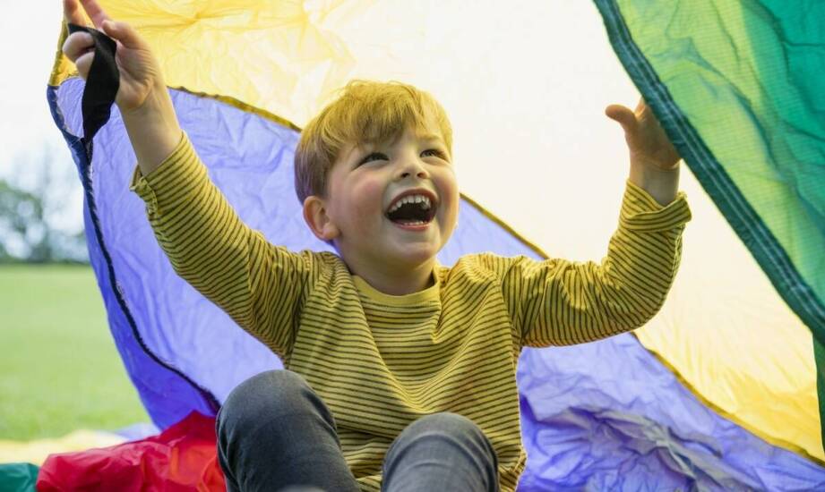Rola czapki z daszkiem w ochronie głowy dziecka podczas zabaw na świeżym powietrzu