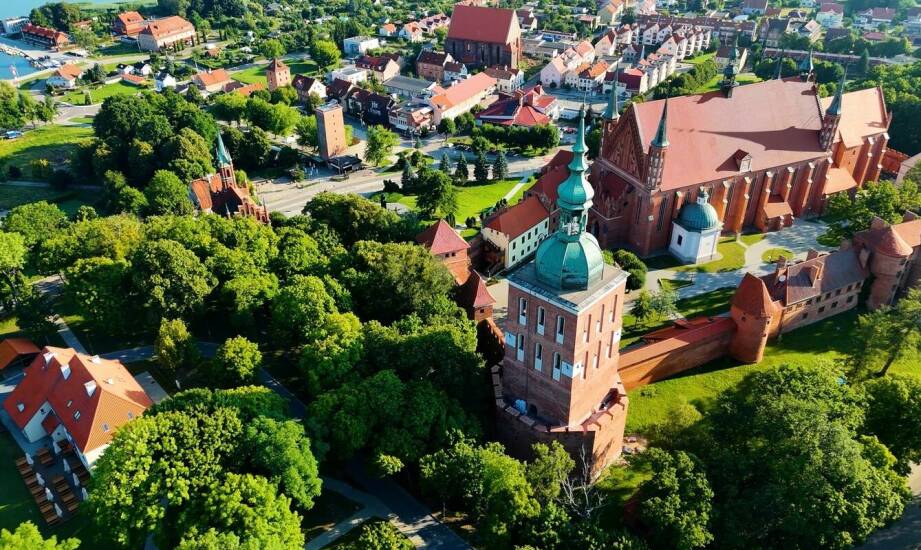 Jak baza polonika wpływa na rozwój turystyki kulturowej związanej z Polską?