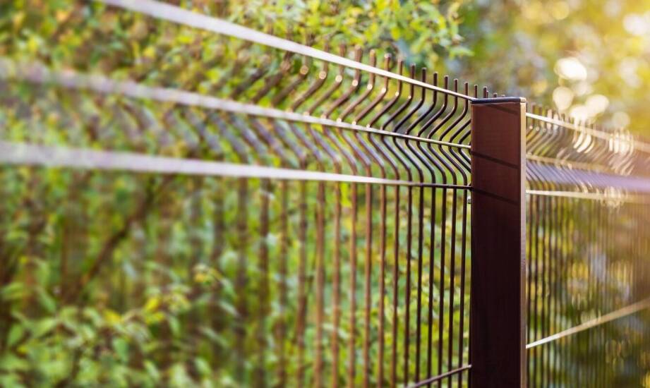 Jak właściwy dobór akcesoriów ogrodzeniowych wpływa na trwałość siatek leśnych?