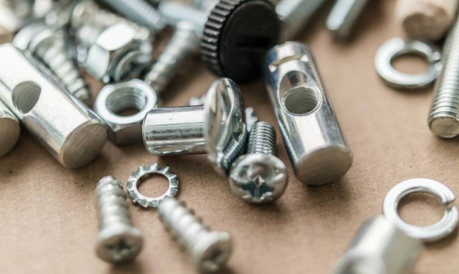 Rola nitonakrętek aluminiowych w przemyśle meblowym