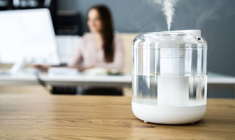 Znaczenie regulacji wilgotności powietrza dla ochrony sprzętu komputerowego w biurach