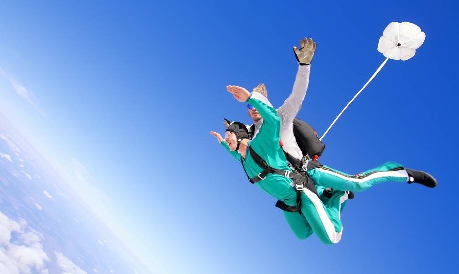 Co warto wiedzieć o skokach spadochronowych z perspektywy początkującego?