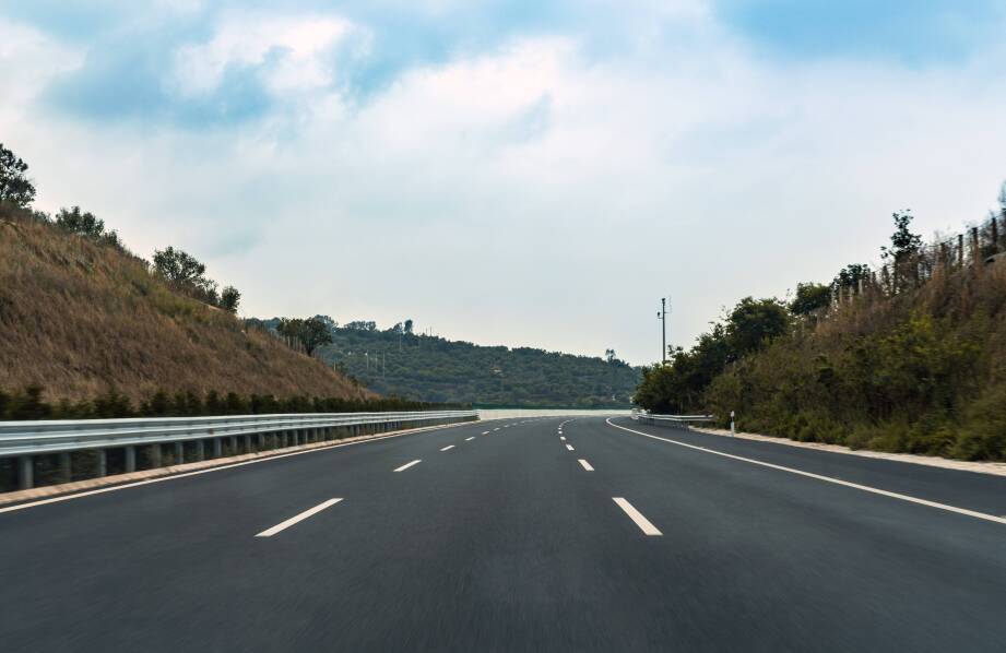 Jakie są główne cele edukacyjne kursów jazdy po autostradzie?