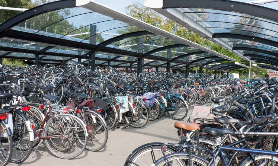 Jak wybrać wiatę na rowery, by pasowała do nowoczesnej architektury przestrzeni miejskiej?