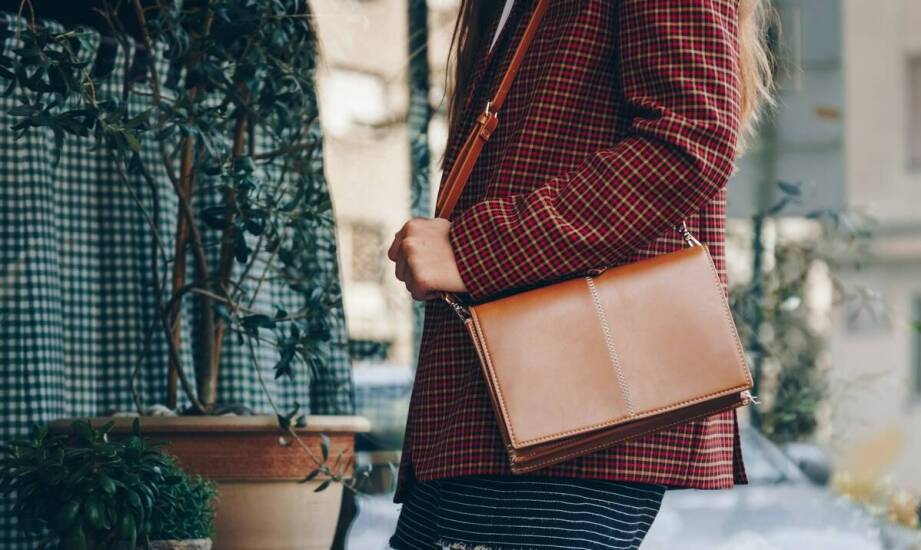 Torebka drewniana w stylizacjach biurowych – jak ją nosić?