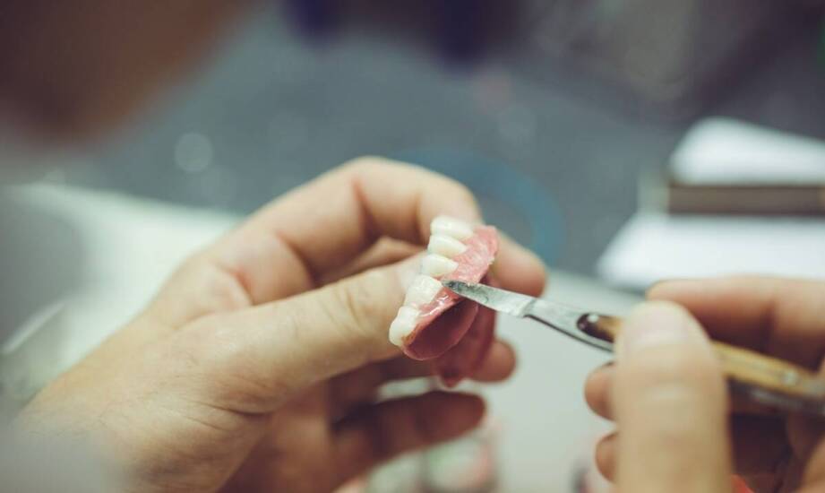 Jakie są zalety tymczasowych uzupełnień protetycznych przed finalnym zabiegiem?