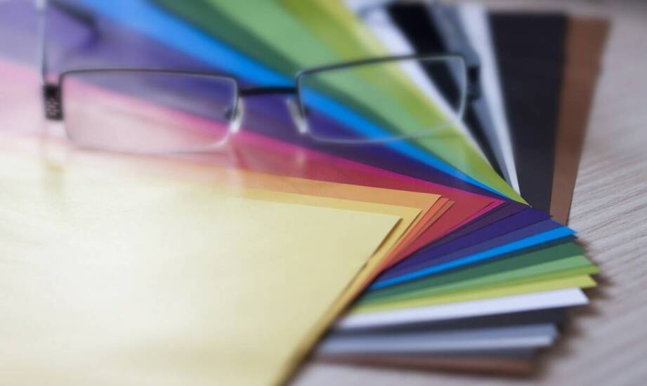 Wybór odpowiedniego wzoru na kubek reklamowy – co warto wziąć pod uwagę?