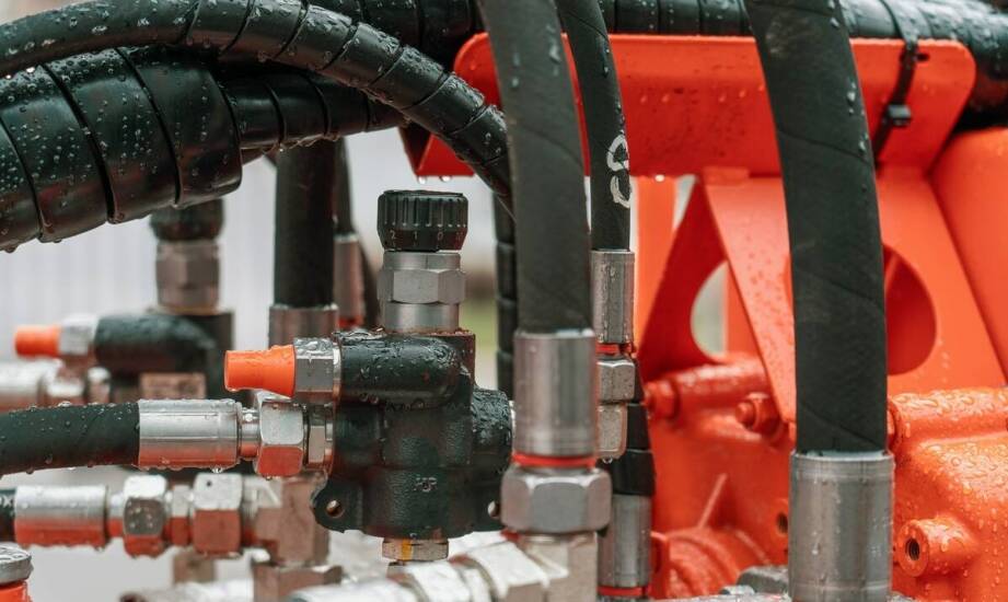 Jak zbiornik oleju hydraulicznego wpływa na żywotność pomp zębatych?