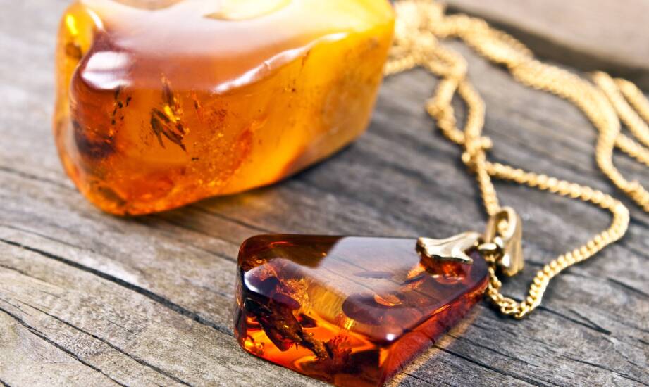 Wpływ koloru mlecznego bursztynu na estetykę biżuterii
