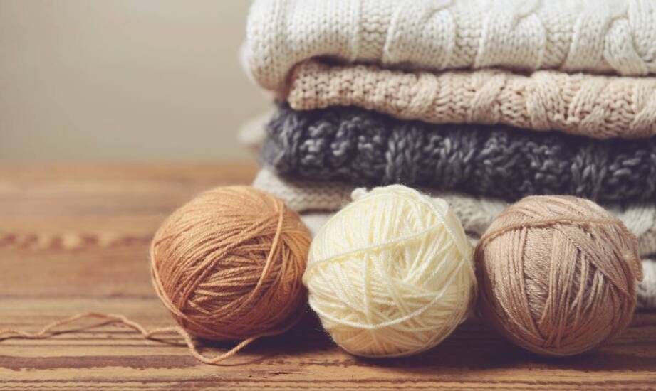 Przewodnik po rodzajach włóczek – jak wybrać idealny materiał na sweter?