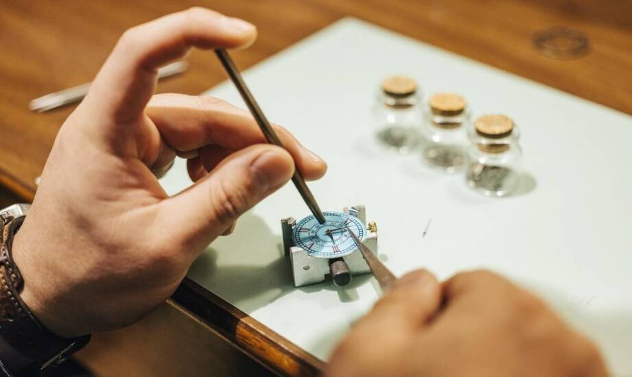 Wpływ renowacji zegarków na ich wartość rynkową