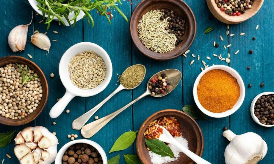 Rola naturalnych przypraw w produkcji ekologicznych wyrobów wędliniarskich