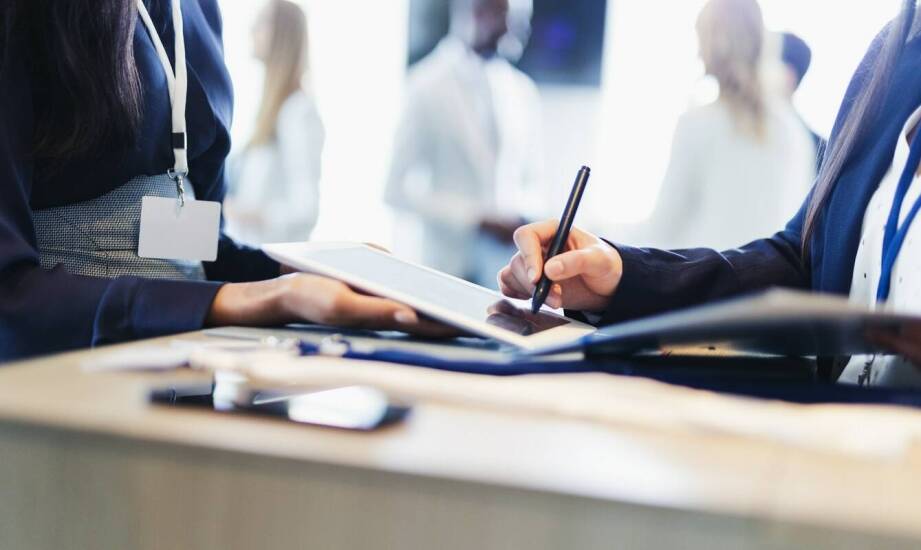 Hostessy kielce – jak ich obecność wpływa na sukces targów?