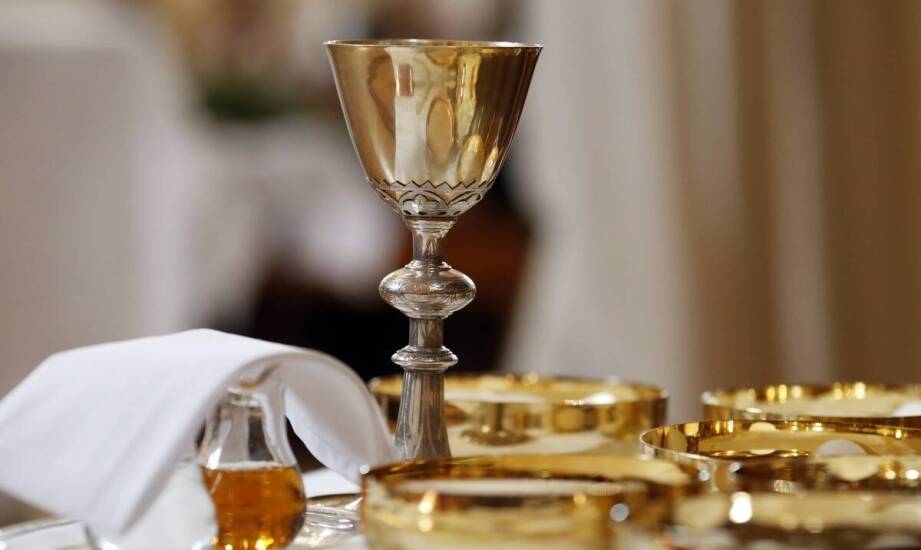 What Are the Key Aesthetic Features of Priest Clothing?