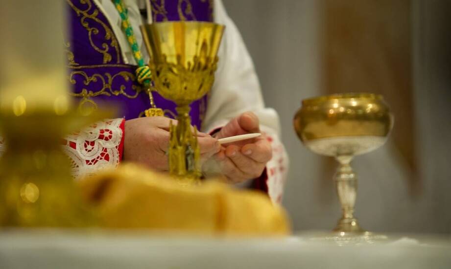Understanding the Symbolism of Ars Sacra in Liturgical Clothing