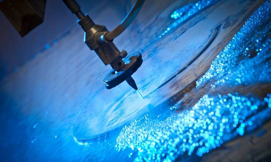 Wpływ norm ISO na jakość usług cięcia waterjet