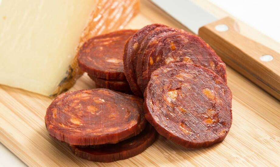 Jak drewno bukowe wpływa na proces wędzenia salami?