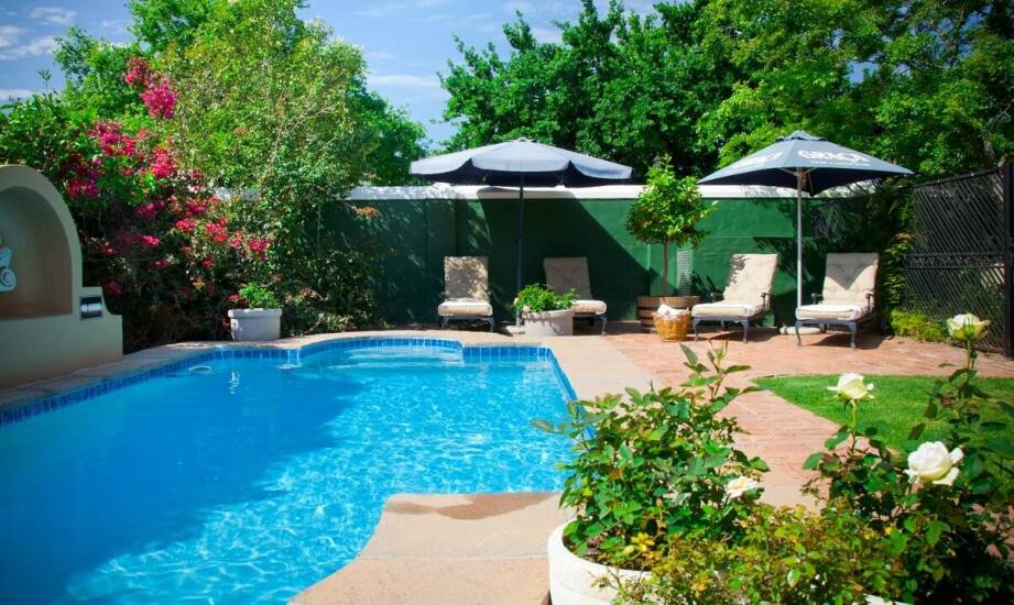 Wie beeinflusst die Personalisierung der Poolfarben die Ästhetik des Gartens?