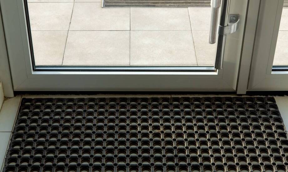 How to choose non-slip entrance mats for specific weather conditions?