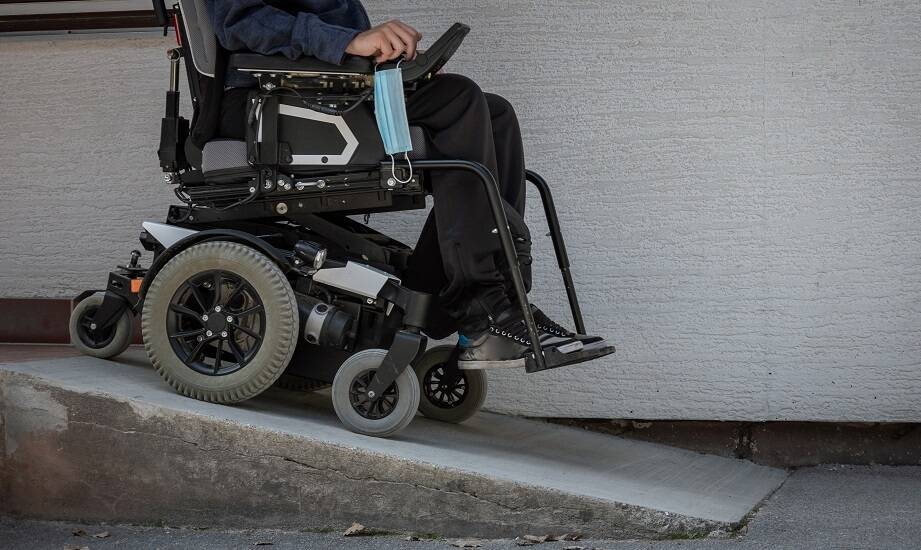 Dostawka elektryczna do wózka inwalidzkiego: jak poprawić mobilność użytkownika?