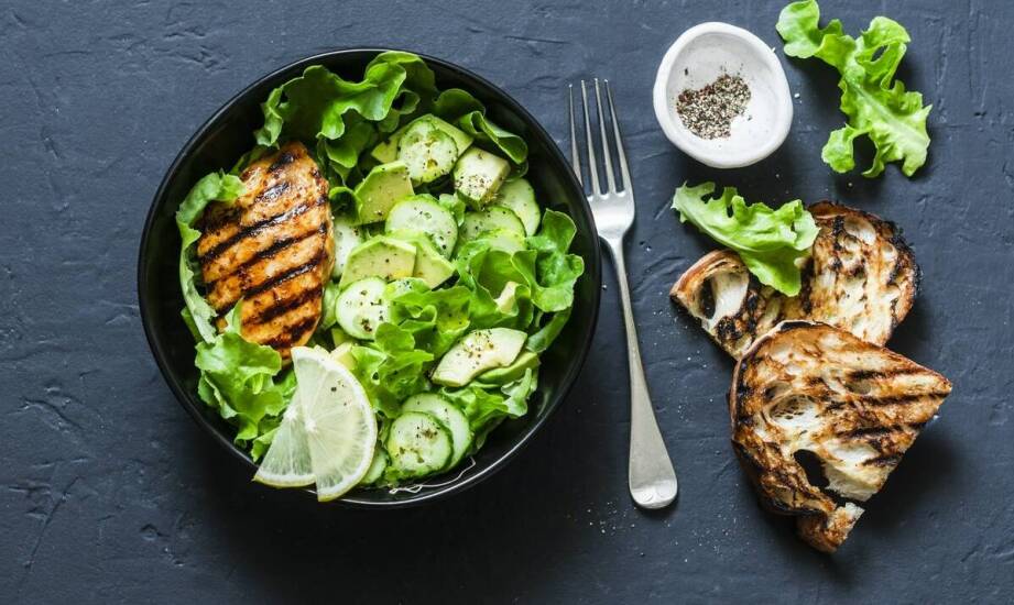 Jakie korzyści płyną z wyboru diety niskowęglowodanowej w cateringu?