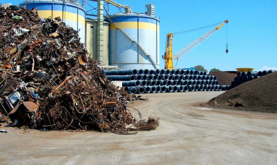 Wpływ cen złomu na koszty wynajmu kontenerów na złom