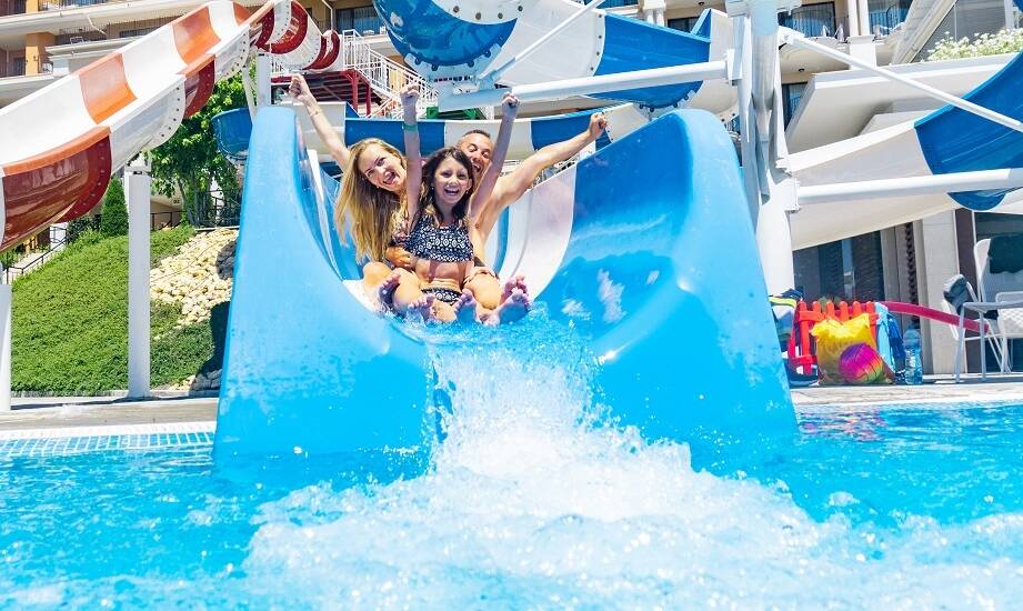 Czy hotel przy wodnym parku oferuje udogodnienia dla rodzin z dziećmi i zwierzętami?